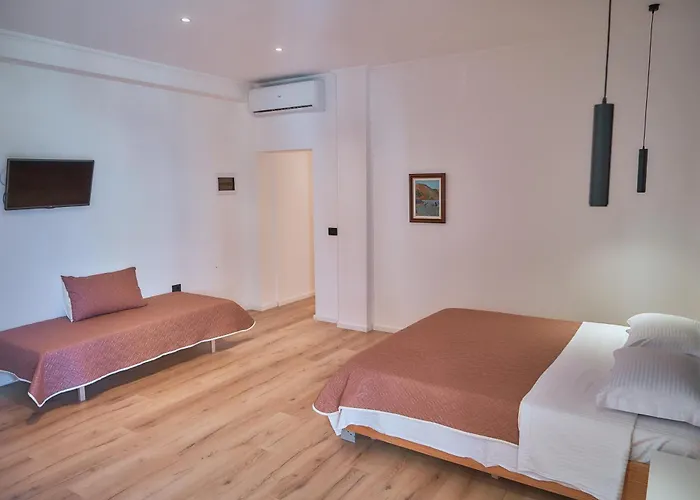 ホテル Kalpazo ティラナ